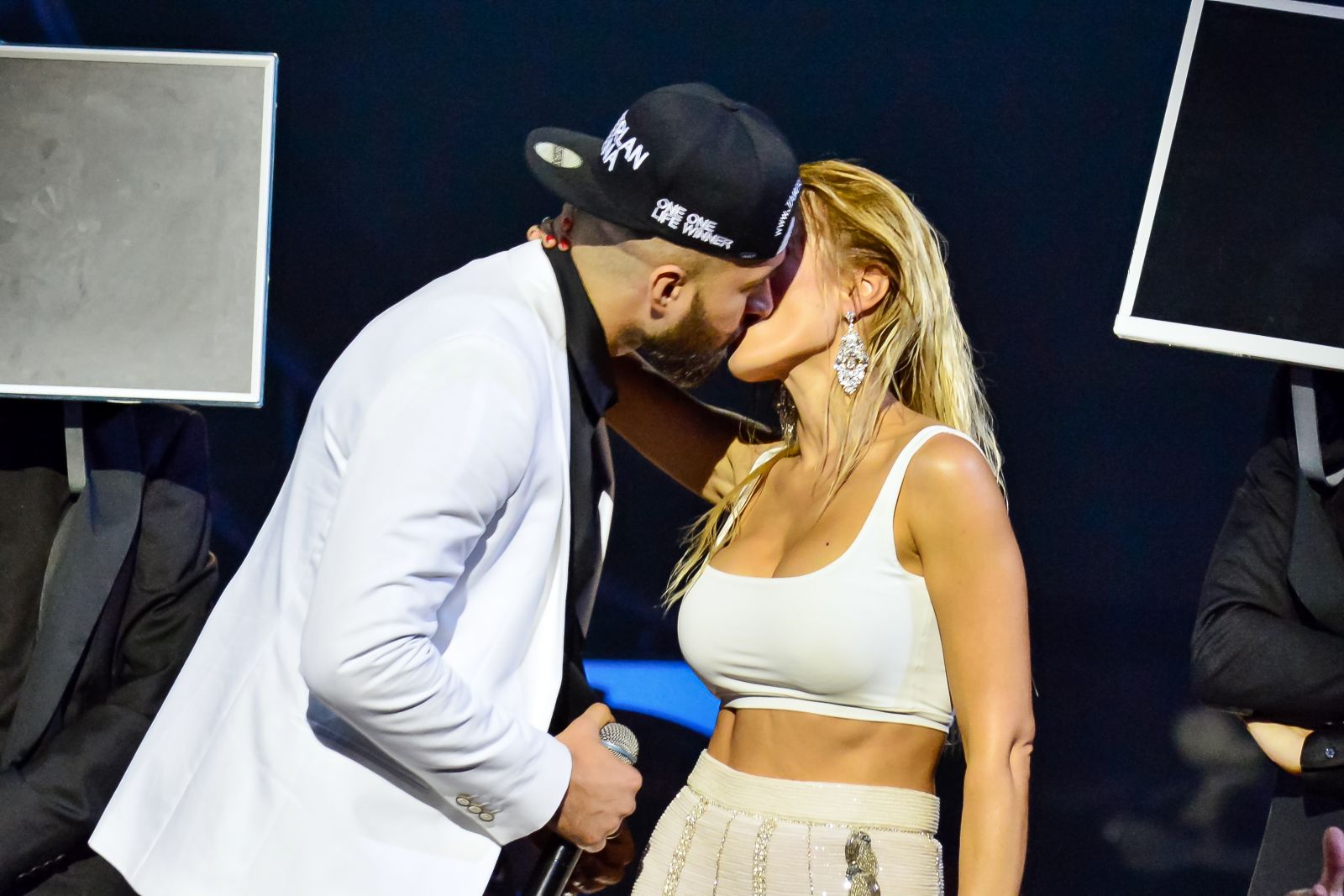 Какая страсть! Тамерлан и Алена Омаргалиева поцеловались прям на сцене